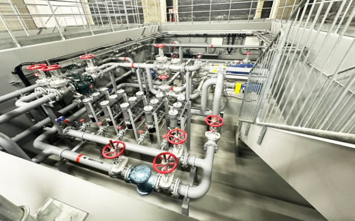 非常用発電機配管工事の施工写真